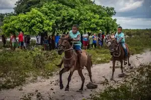 Meninos em corrida de cavalos no interior em fotografia autoral de Calblima